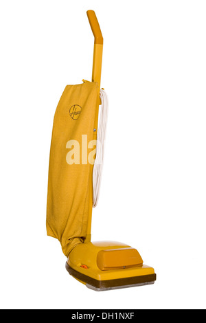 Années 1970 / années 1980 hoover aspirateur avec sac à poussière jaune moutarde comme découper sur fond blanc. Banque D'Images