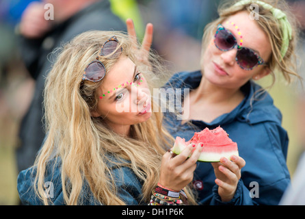 Le Reading Festival - trois filles partageant une tranche de melon UK 2013 Banque D'Images