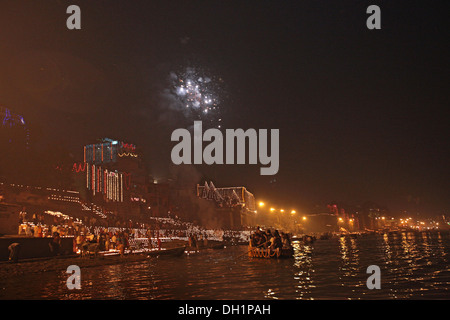 Lumières célébrant Diwali sur Kartik Poornima sur le Ganga À Banaras Benaras Kashi Varanasi Uttar Pradesh Inde Asie Banque D'Images