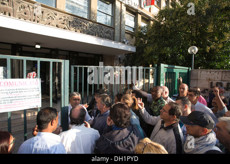 Les civils en attente à la retraite et chômage Palerme Centre, dans le centre de la capitale de la Sicile. Banque D'Images