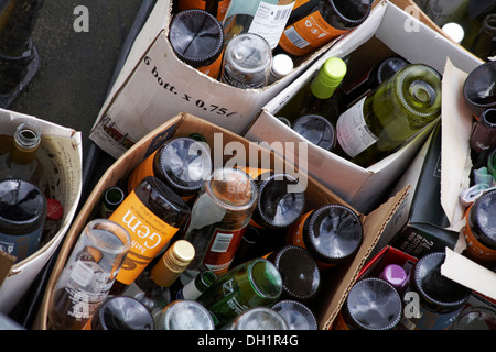 boîtes de bouteilles de verre vides, bouteilles de vin, prêtes pour le recyclage Banque D'Images