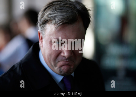 Le poste de ministre des Finances fantôme Ed Balls arrive à Portcullis House à Londres, Angleterre le 29 octobre 2013. Banque D'Images