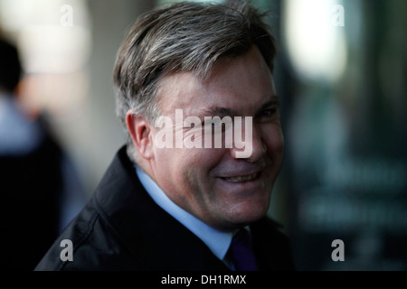 Le poste de ministre des Finances fantôme Ed Balls arrive à Portcullis House à Londres, Angleterre le 29 octobre 2013. Banque D'Images