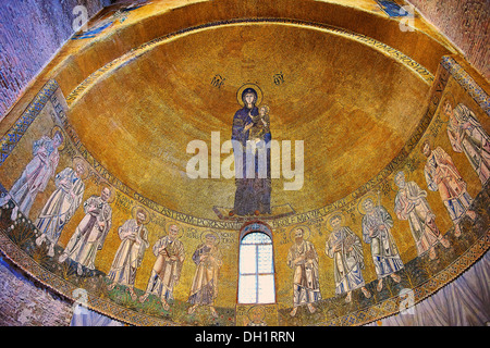 Des mosaïques byzantines de la Vierge Marie et l'enfant au-dessus de l'autel de la cathédrale de Santa Maria Assunta. Torcello Venise Banque D'Images