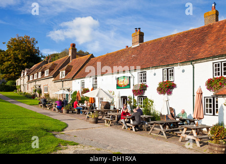 Les gens assis à l'extérieur de la Tiger Inn sur la place du village à l'est doyen East Sussex England UK GB EU Europe Banque D'Images