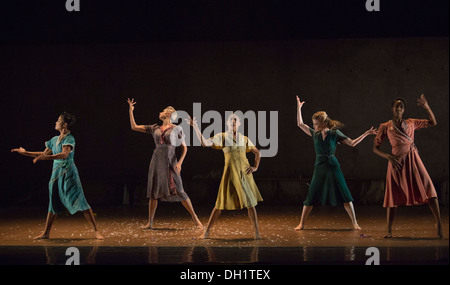 Rambert Dance Company effectuez les London premiere de "les naufragés", un nouveau morceau de Barak Marshall, au Sadler's Wells Theatre Banque D'Images