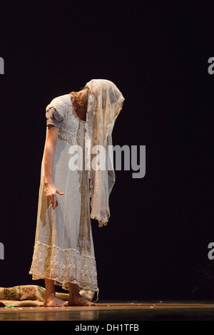 Rambert Dance Company effectuez les London premiere de "les naufragés", un nouveau morceau de Barak Marshall, au Sadler's Wells Theatre Banque D'Images