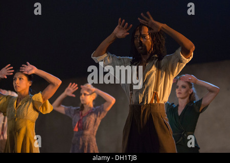 Rambert Dance Company effectuez les London premiere de "les naufragés", un nouveau morceau de Barak Marshall, au Sadler's Wells Theatre Banque D'Images