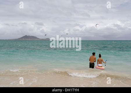 Couple sur la plage de sable de Kailua, O'ahu, Hawaii, USA Banque D'Images