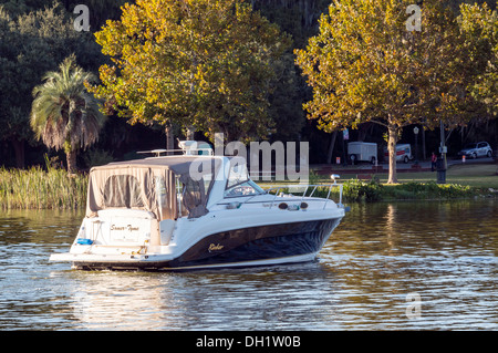 Rinker Fiesta Vee 342 cabin cruiser inboard bateau croisière sur lac Dora dans le port à Mount Dora. Banque D'Images
