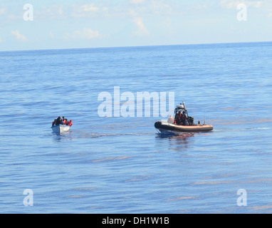 L'équipage d'un garde-côte de venturous petit bateau s'apprête à lancer neuf République Dominicaine et deux migrants haïtiens, à la suite d'une interception en mer 8 octobre 2013, à environ 20 milles marins au nord de Samana, République dominicaine. Les migrants ont été transfe Banque D'Images