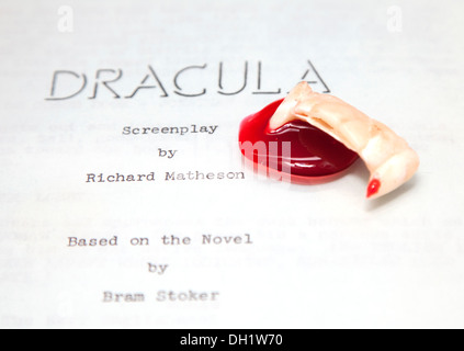 Film d'horreur des crocs de vampire, faux sang et scénario de Dracula, Londres Banque D'Images