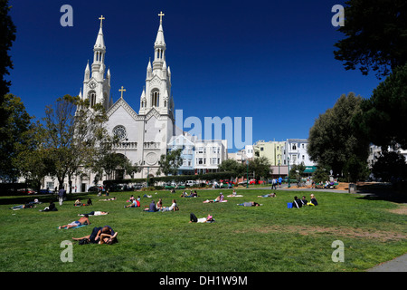 Washington Square avec Sts. Pierre et Paul, Église San Francisco, California, USA Banque D'Images