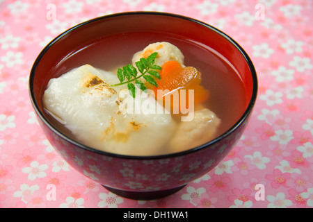 Zoni (soupe japonaise avec des gâteaux de riz) Banque D'Images