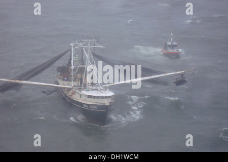 Un boatcrew La Garde côtière à bord d'un bateau d'intervention de 45 pieds - moyenne à partir de la gare de Mayport Atlantic Beach, en Floride, est sur scène 2 miles au large de Ponte Vedra, en Floride, avec les 88 pieds bateau crevette Sea King, qui a commencé à prendre l'eau avec quatre personnes à bord Mardi, Oct Banque D'Images