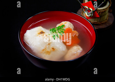 Zoni (soupe japonaise avec des gâteaux de riz) Banque D'Images