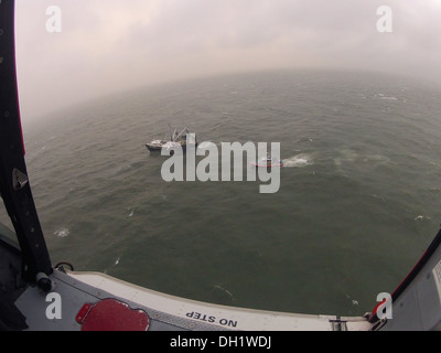 Un boatcrew La Garde côtière à bord d'un bateau d'intervention de 45 pieds - moyenne à partir de la gare de Mayport Atlantic Beach, en Floride, est sur scène 2 miles au large de Ponte Vedra, en Floride, avec les 88 pieds bateau crevette Sea King, qui a commencé à prendre l'eau avec quatre personnes à bord Mardi, Oct Banque D'Images