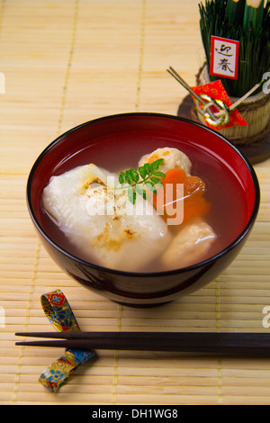 Zoni (soupe japonaise avec des gâteaux de riz) Banque D'Images