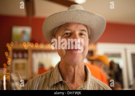 Un homme sourit comme il goûte le vin dans le pays du vin en Californie. Banque D'Images