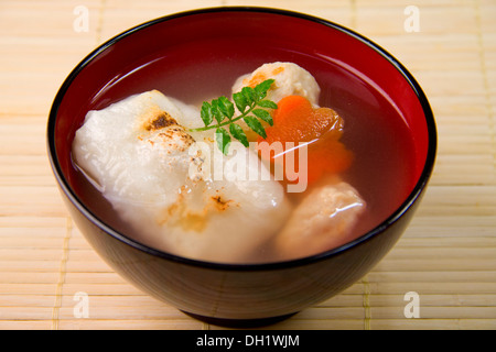 Zoni (soupe japonaise avec des gâteaux de riz) Banque D'Images