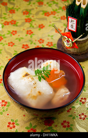 Zoni (soupe japonaise avec des gâteaux de riz) Banque D'Images