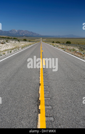 La route droite, Route 93, Nevada, USA Banque D'Images