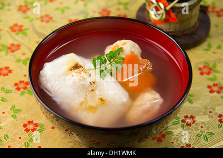 Zoni (soupe japonaise avec des gâteaux de riz) Banque D'Images