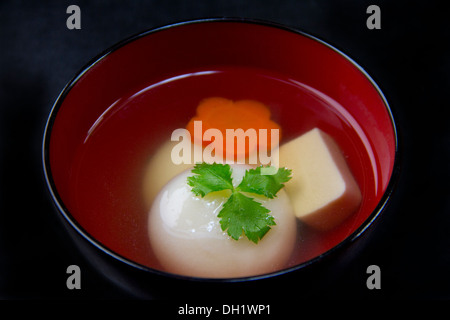 Zoni (soupe japonaise avec des gâteaux de riz) Banque D'Images