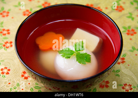 Zoni (soupe japonaise avec des gâteaux de riz) Banque D'Images