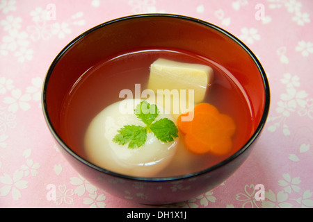 Zoni (soupe japonaise avec des gâteaux de riz) Banque D'Images