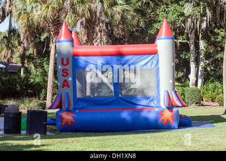 Roquettes USA gonflable bounce house jeu mis en place dans un parc public à Mount Dora, en Floride. Banque D'Images