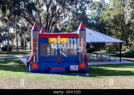 Roquettes USA gonflable bounce house jeu pour enfants mis en place à côté d'un abri pour pique-nique dans un parc public à Mount Dora, en Floride. Banque D'Images