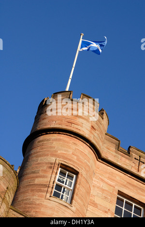 Le drapeau national de l'Écosse, également connu sous le nom de sautoir ou croix de St Andrews une tourelle au Dalhousie Castle,Midlothian Banque D'Images