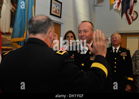 Le général Frank Vavala, adjudant général de la Garde nationale, le Delaware offre le serment au Colonel Bruce Walton, le 21 octobre 2013. Banque D'Images