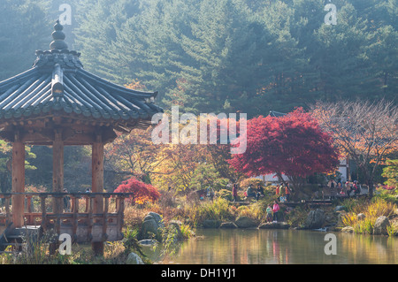 Un pavillon se trouve sur un lac à Gapyeong, la Corée du Sud. Banque D'Images