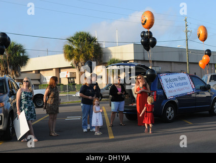 Les membres de la famille d'attendre pour l'équipage de la Garde côtière canadienne Venturous, homeported à Saint-Pétersbourg, en Floride, après une patrouille de 40 jours, le mardi 22 octobre 2013. L'équipage est retourné avec la valeur en gros de 23 millions de dollars de cocaïne à l'appui de l'Opération Caraïbes garde. Banque D'Images