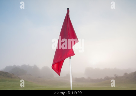 Drapeau rouge boiteux de golf en gros plan. Banque D'Images