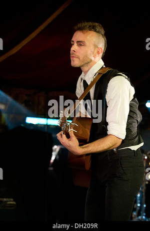 Ville de Cannes : l'auteur-compositeur israélien Asaf Avidan en concert pendant le MIDEM music festival le 21/10/26 Banque D'Images