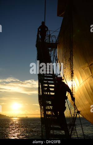 Le secteur de la Garde côtière de la rivière Columbia de l'équipe de sécurité de l'équipage à bord des navires de débarquer un voyage navire sur le fleuve Columbia au large d'Astoria, Oregon, le 21 octobre 2013. L'équipe de six hommes a effectué une inspection du bateau, où aucun problème de sécurité wer Banque D'Images