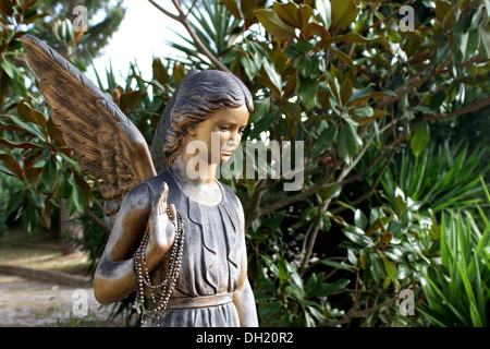 Ange en bronze dans le cimetière Banque D'Images