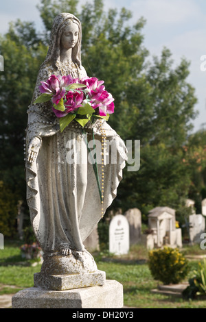 Madonna en cimetière, avec des croisements en arrière-plan Banque D'Images