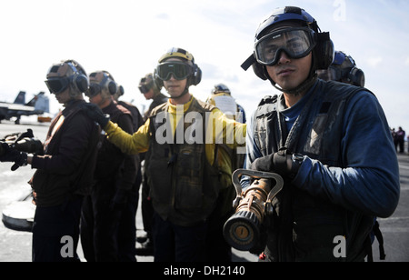 Marins et soldats combattre un incendie simulé sur le pont d'envol du porte-avions USS Nimitz (CVN 68) lors d'un incendie Banque D'Images