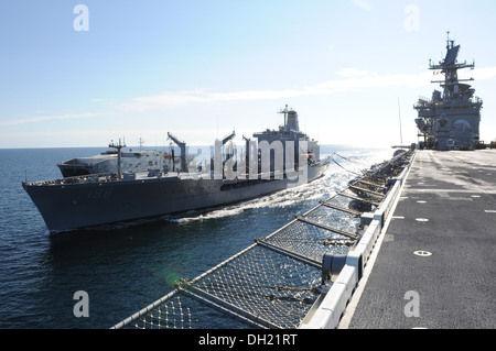 La reconstitution de la flotte oiler USNS Big Horn (T-AO 198) rendez-vous avec le navire d'assaut amphibie USS Bataan (LHD Banque D'Images