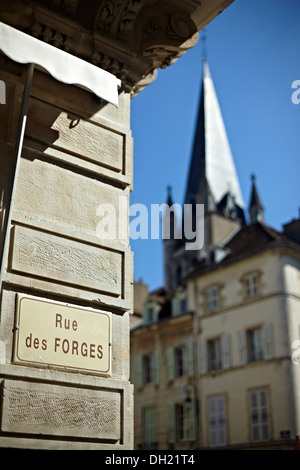 Photographie de rue, rue des Forges signe avec l'Eglise Notre-Dame en arrière-plan. L'accent peu profondes avec l'accent sur le premier plan. Banque D'Images