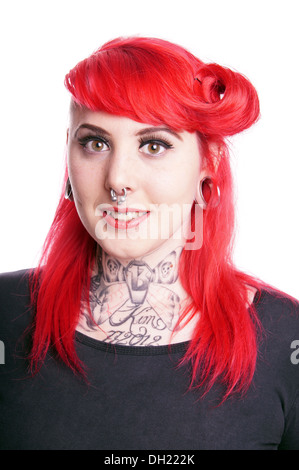 Jeune femme avec des Tatouages et piercings faciaux Banque D'Images