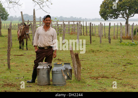 Agriculteur avec du lait barattes, Chanero Rio, Provinz Jonuta, Tabasco, Mexique Banque D'Images