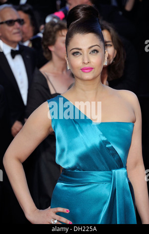 Ville de Cannes : Aishwarya Rai marche sur le célèbre tapis rouge avant la projection de "derrière les candélabres' le 2013/05/21 Banque D'Images