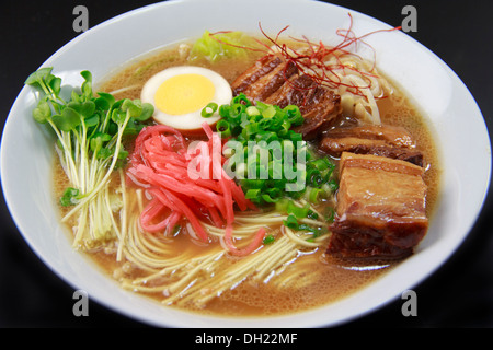 Tonkotsu Ramen (Ramen) Bouillon de porc avec os Banque D'Images