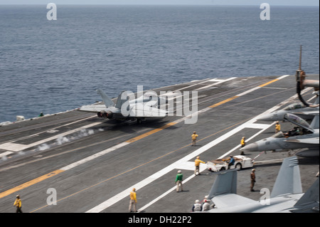 Un F/A-18F Super Hornet de la grève des Diamondbacks de l'Escadron de chasse (VFA) 102 lancements depuis le porte-avions USS Georg Banque D'Images