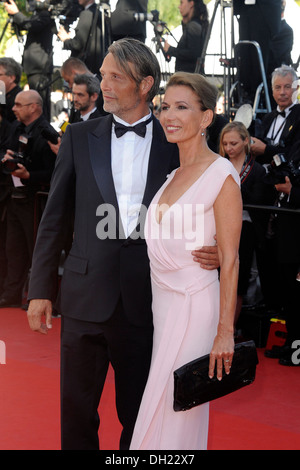 Ville de Cannes : Mads Mikkelsen et Hanne Jacobsen sur le tapis rouge avant la projection de 'Zulu' le 2013/05/26 Banque D'Images